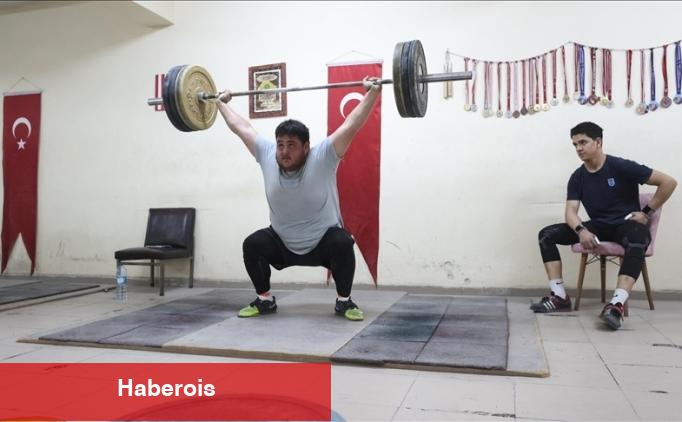 Okulun deposundaki spor salonunda haltere başlayan öğrenciler, Türkiye şampiyonu oldu