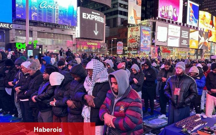 Times Meydanı'nda ilk teravih