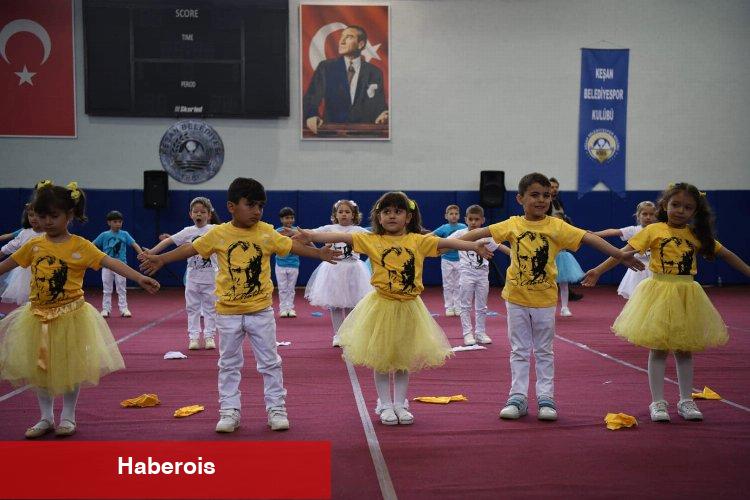 23 Nisan coşkusu salonlara sığmadı - Haberois 23 Nisan coşkusu salonlara sığmadı