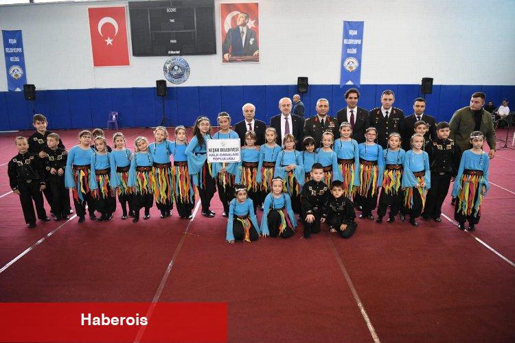 23 Nisan coşkusu salonlara sığmadı - Haberois 23 Nisan coşkusu salonlara sığmadı