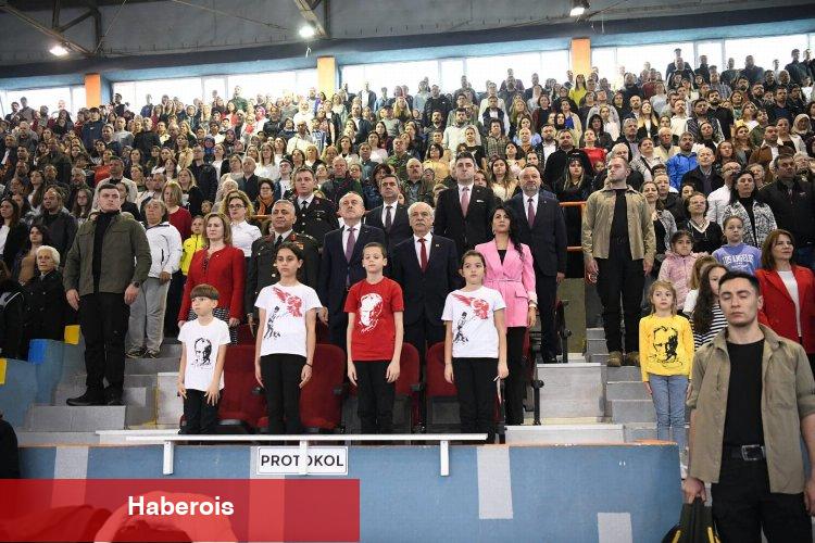 23 Nisan coşkusu salonlara sığmadı - Haberois 23 Nisan coşkusu salonlara sığmadı