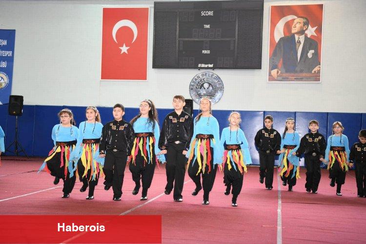 23 Nisan coşkusu salonlara sığmadı - Haberois 23 Nisan coşkusu salonlara sığmadı