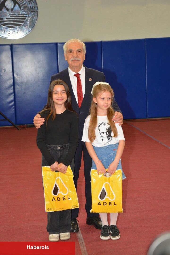 23 Nisan coşkusu salonlara sığmadı - Haberois 23 Nisan coşkusu salonlara sığmadı