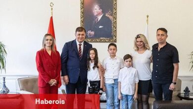 Başkan Tugay'ın emanet ettiği koltukta şarkılı mesaj
