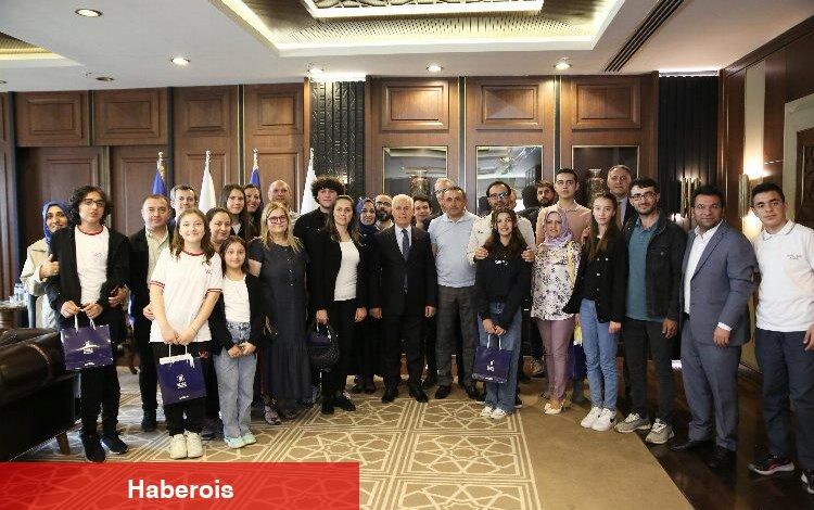 Bursa'da başarılı öğrenciler ödüllendirildi - Haberois Bursa'da başarılı öğrenciler ödüllendirildi