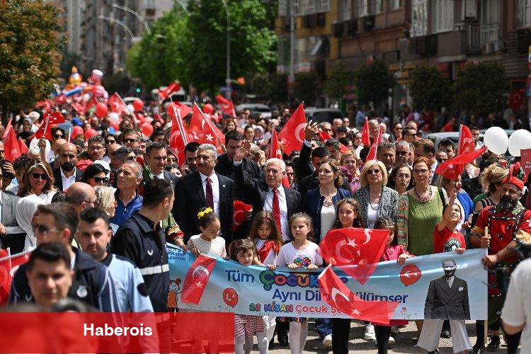 Bursa'da çocuklar bayramın tadını çıkarttı