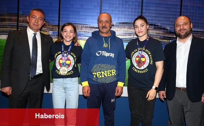Fenerbahçe Başkanı Ali Koç, Avrupa şampiyonu boksörlerle buluştu - Haberois Fenerbahçe Başkanı Ali Koç, Avrupa şampiyonu boksörlerle buluştu