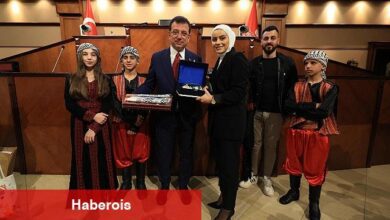 İBB Başkanı Ekrem İmamoğlu, 15 farklı ülkeden 'Uluslararası 23 Nisan Çocuk Festivali' için İstanbul'a gelen çocukları, Saraçhane'deki tarihi Meclis Salonu'nda ağırladı