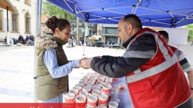 İzmit Belediyesi şehitler anısına helva dağıttı