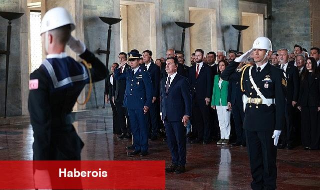 Muğla Büyükşehir Belediye Başkanı Ahmet Aras ve yeni seçilen 11 CHP'li ilçe belediye başkanı Anıtkabir'i ziyaret etti.