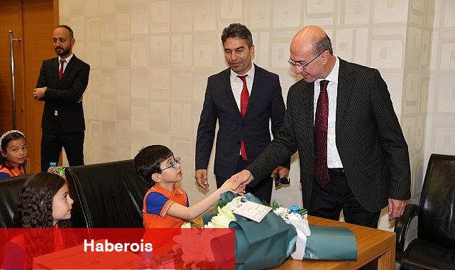 Selçuklu Belediye Başkanı Ahmet Pekyatırmacı, Şehit Erkan Kurşun ve Hakim Ömer Onsun İlkokullarından ziyarete gelen öğrencileri belediye meclis salonunda ağırladı - Haberois Selçuklu Belediye Başkanı Ahmet Pekyatırmacı, Şehit Erkan Kurşun ve Hakim Ömer Onsun İlkokullarından ziyarete gelen öğrencileri belediye meclis salonunda ağırladı