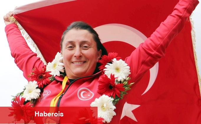 Dünya şampiyonu olan Melek öğretmene coşkulu karşılama - Haberois Dünya şampiyonu olan Melek öğretmene coşkulu karşılama