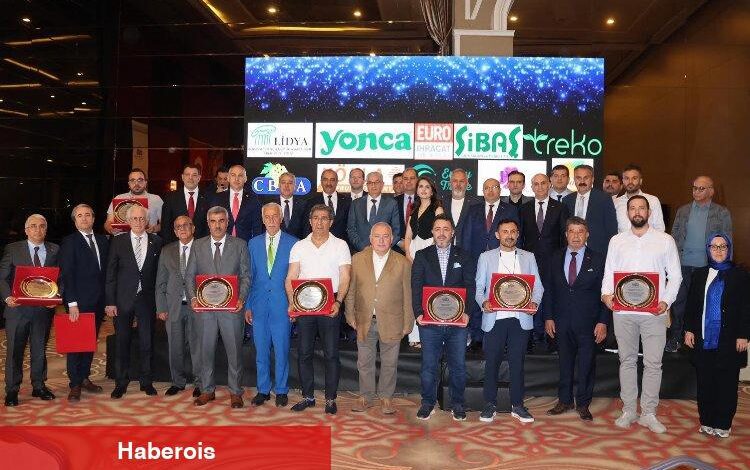 Egeli yaş meyve sebze ve meyve sebze ihracatçılarında ödül coşkusu - Haberois Egeli yaş meyve sebze ve meyve sebze ihracatçılarında ödül coşkusu