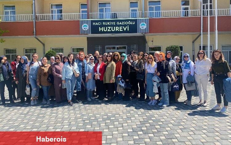 Talaslı kursiyerlerden Huzurevi’ne ‘Anneler Günü’ ziyareti