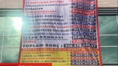 Uzunköprü'nün borçları belediye binasına asıldı