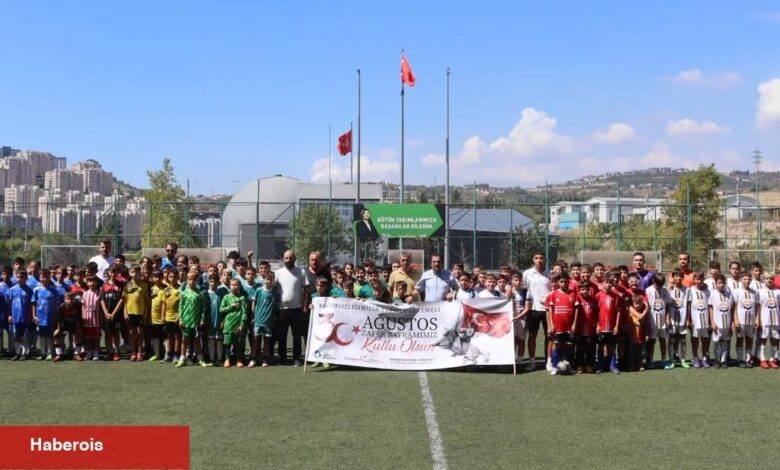 İzmit'te Zafer Bayramı Futbol Turnuvasında minikler sahne aldı - Haberois İzmit'te Zafer Bayramı Futbol Turnuvasında minikler sahne aldı