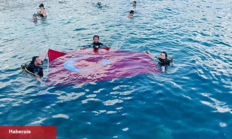 Zafer Bayramı'nı Saros’da bayrak açarak kutladılar