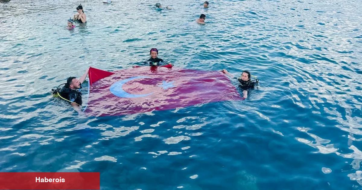 Zafer Bayramı'nı Saros’da bayrak açarak kutladılar