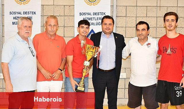 Futbol turnuvasında dereceye giren takımlara kupaları verildi - Haberois Futbol turnuvasında dereceye giren takımlara kupaları verildi
