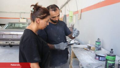 Kaporta tamirine giden bayan usta görüyor! Sarsıntıdan sonra bu mesleği öğrendi - Haberois Kaporta tamirine giden bayan usta görüyor! Sarsıntıdan sonra bu mesleği öğrendi
