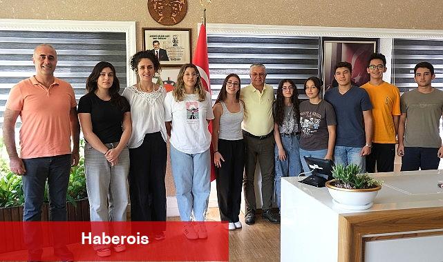 Öğrencilerden Başkan Topaloğlu'na teşekkür ziyareti - Haberois Öğrencilerden Başkan Topaloğlu'na teşekkür ziyareti