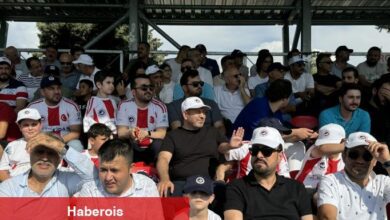 Zelzelede futbolcu çocuklarını kaybeden aileler, birinci maçta ekibi yalnız bırakmadı - Haberois Zelzelede futbolcu çocuklarını kaybeden aileler, birinci maçta ekibi yalnız bırakmadı