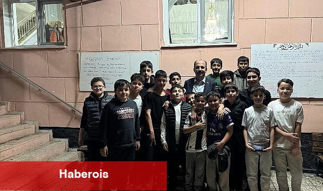 Başkan Altay, Teravih Sonrası Gençlerle Sohbet Etti, Esnafların Çay Davetine Katıldı - Haberois Başkan Altay, Teravih Sonrası Gençlerle Sohbet Etti, Esnafların Çay Davetine Katıldı