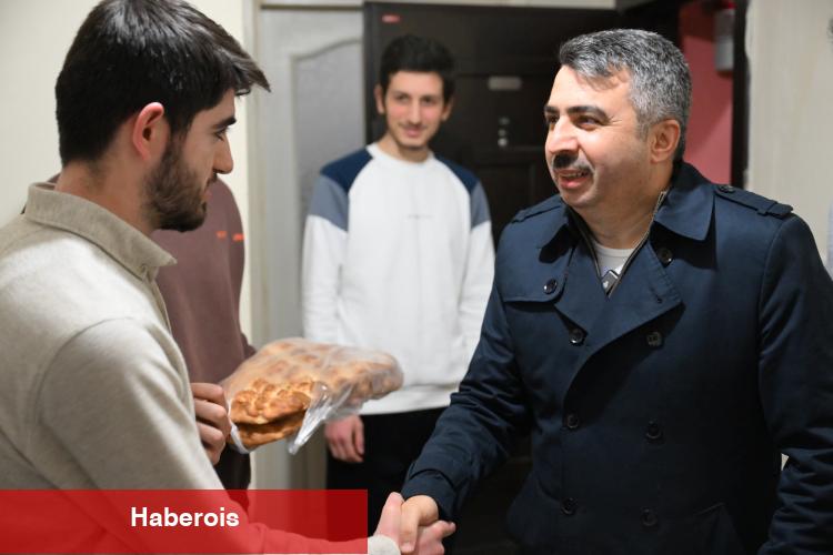 Bursa'da Başkan Yılmaz, sahuru gençlerle yaptı