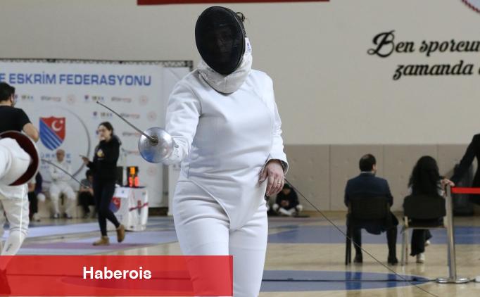 Eski ulusal eskrimci, 30 yıl orta verdiği spora altın madalyayla döndü - Haberois Eski ulusal eskrimci, 30 yıl orta verdiği spora altın madalyayla döndü