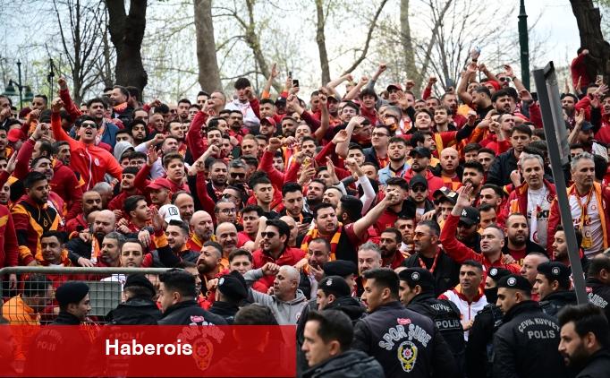 Galatasaray taraftarı ekibi yalnız bırakmadı - Haberois Galatasaray taraftarı ekibi yalnız bırakmadı