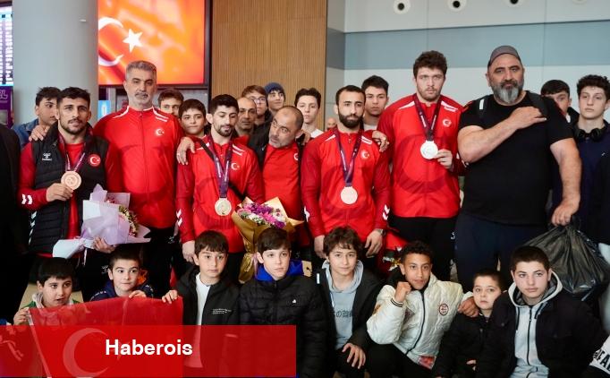 Avrupa 2'ncisi Grekoromen Güreş Ulusal Grubu yurda döndü - Haberois Avrupa 2'ncisi Grekoromen Güreş Ulusal Grubu yurda döndü