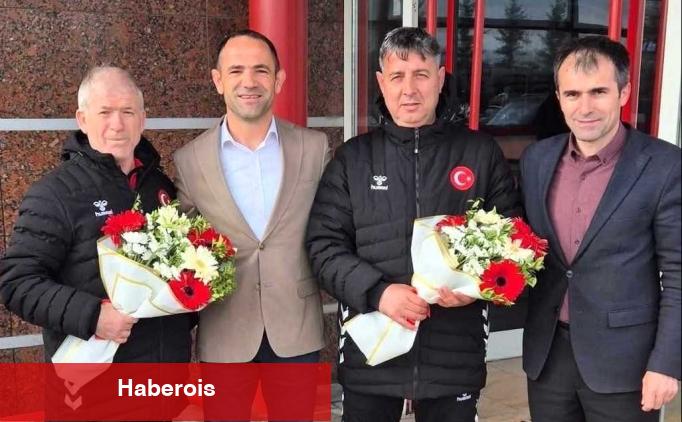 Avrupa'dan iki madalya ile dönen tekvandocular, Erzurum'da çiçeklerle karşılandı - Haberois Avrupa'dan iki madalya ile dönen tekvandocular, Erzurum'da çiçeklerle karşılandı