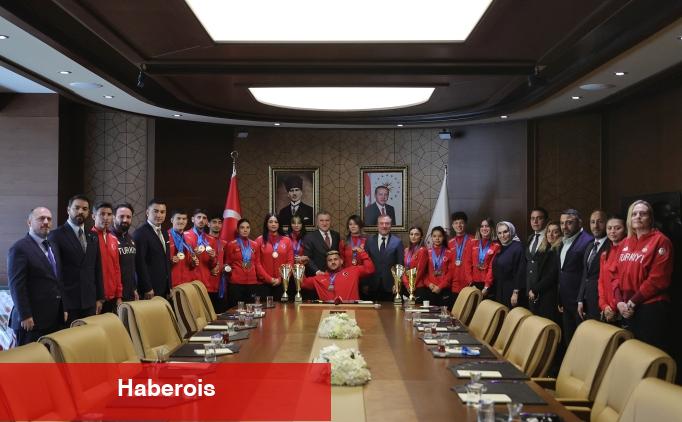 Bakan Bak Özel Sporcular Para Atletizm Ulusal Ekibi'ni kabul etti - Haberois Bakan Bak Özel Sporcular Para Atletizm Ulusal Ekibi'ni kabul etti