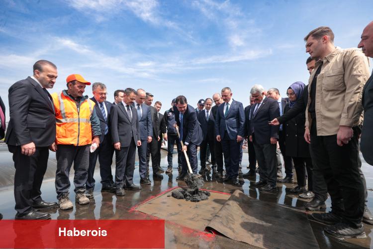 Bakan Kurum: 1,1 milyon metreküp taban çamuru deniz suyundan ayrıştırıldı