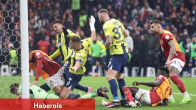 Derbide kartlar havada uçuşuyor