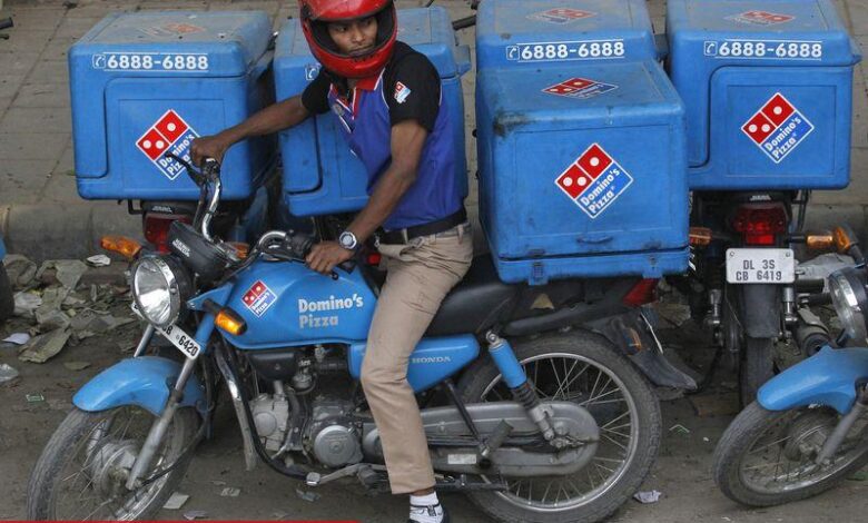 Domino’s, gönderim ve bedel teşebbüslerini genişletirken tarife tesirinin hudutlu olduğunu görüyor