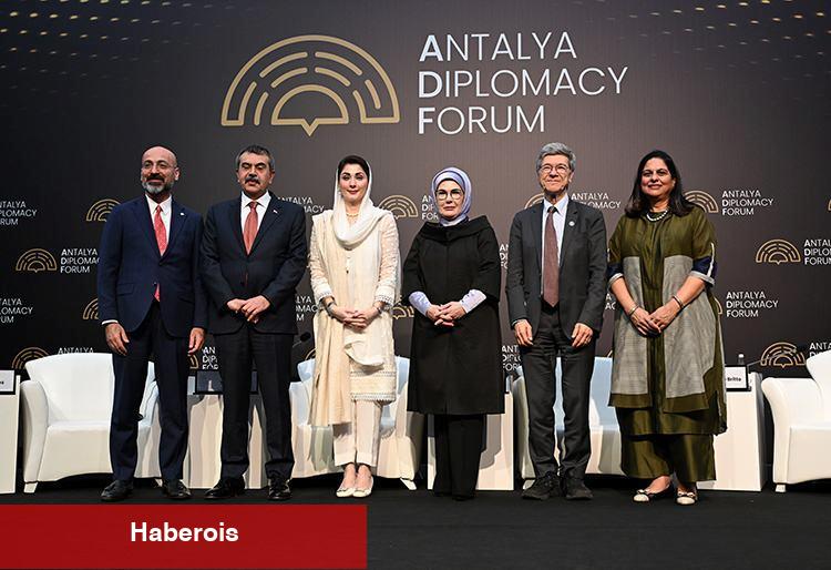 Emine Erdoğan'dan barış daveti: Çocukların sevinçten öbür his tatmadığı bir dünya diliyorum