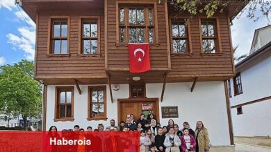 Gölcük Belediye Başkanı Ali Yıldırım Sezer, Gölcük'te en çok kitap okuyan öğrencileri ödüllendirdi