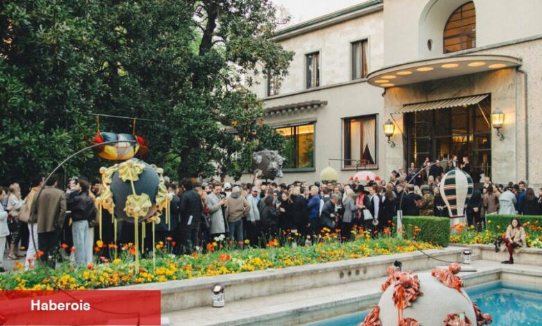 İkonik bir Milanese bahçesinde yüzen heykelleri olan bir parti