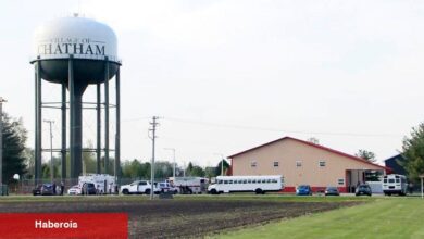 Illinois Town, arabanın bina yoluyla çarptıktan sonra 4 genci öldürdükten sonra yas tutuyor - Haberois Illinois Town, arabanın bina yoluyla çarptıktan sonra 4 genci öldürdükten sonra yas tutuyor