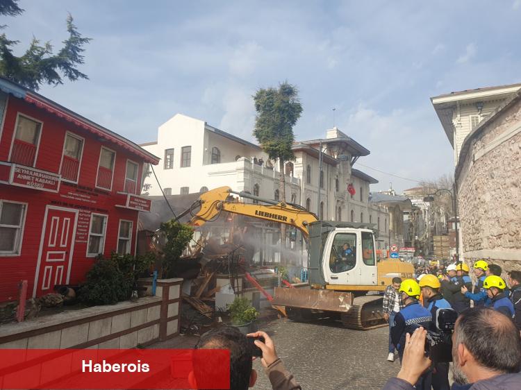 İstanbul Büyükşehir'den Sultanahmet'teki ruhsatsız yapıya yıkım - Haberois İstanbul Büyükşehir'den Sultanahmet'teki ruhsatsız yapıya yıkım
