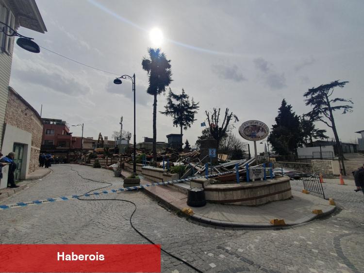 İstanbul Büyükşehir'den Sultanahmet'teki ruhsatsız yapıya yıkım - Haberois İstanbul Büyükşehir'den Sultanahmet'teki ruhsatsız yapıya yıkım