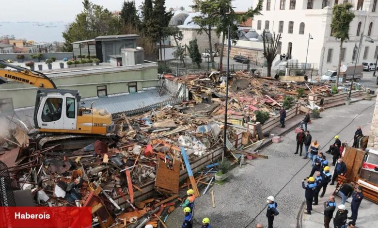 İstanbul Büyükşehir'den Sultanahmet'teki ruhsatsız yapıya yıkım - Haberois İstanbul Büyükşehir'den Sultanahmet'teki ruhsatsız yapıya yıkım