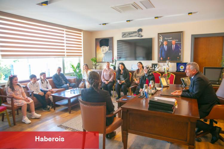 İzmir'de çocuk liderler koltuğa oturdu, isteklerini sıraladılar! - Haberois İzmir'de çocuk liderler koltuğa oturdu, isteklerini sıraladılar!