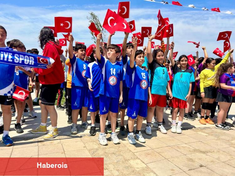 İzmirli minikler Hentbol Şenliği’nde buluştu