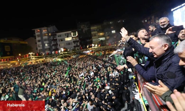 İzmit Kent Meydanı’nda tarihi kutlama - Haberois İzmit Kent Meydanı’nda tarihi kutlama
