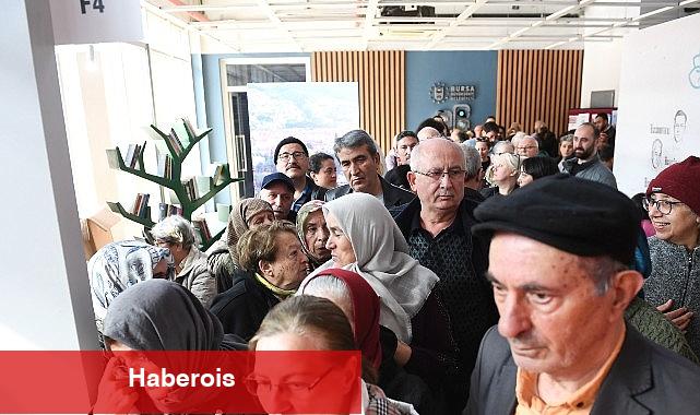 Kitapseverler Osmangazi Belediyesi'nin standında kuyruklar oluşturdu - Haberois Kitapseverler Osmangazi Belediyesi'nin standında kuyruklar oluşturdu