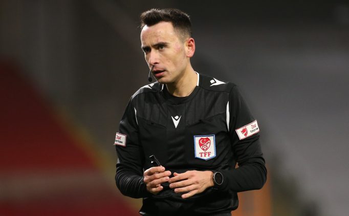 Konyaspor - Galatasaray maçının hakemi Abdullah Buğra Taşkınsoy rahatsızlandı! - Haberois Konyaspor - Galatasaray maçının hakemi Abdullah Buğra Taşkınsoy rahatsızlandı!