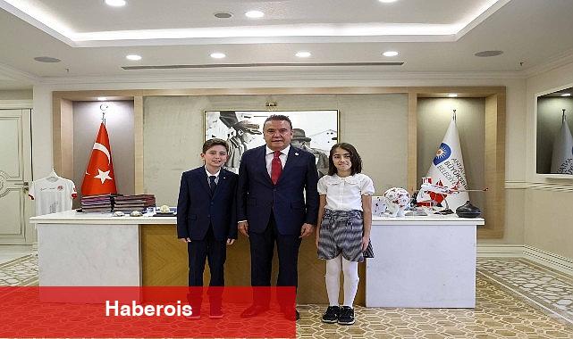Lider Böcek makamını çocuk lidere devreti - Haberois Lider Böcek makamını çocuk lidere devreti