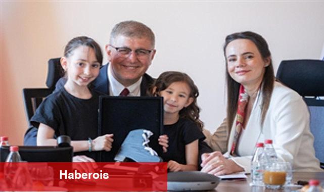 Lider Tugay'ın koltuğunu emanet ettiği Derin'den etraf iletisi - Haberois Lider Tugay'ın koltuğunu emanet ettiği Derin'den etraf iletisi